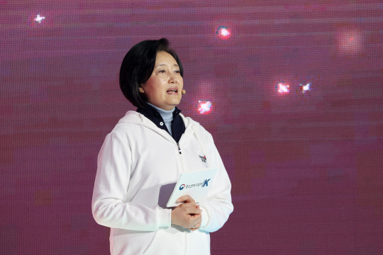 19일 일산 CJ ENM제작센터에서 열린 '컴업 2020' 개막식에서 박영선 중소벤처기업부 장관이 축사를 하고 있다.  중소벤처기업부 제공